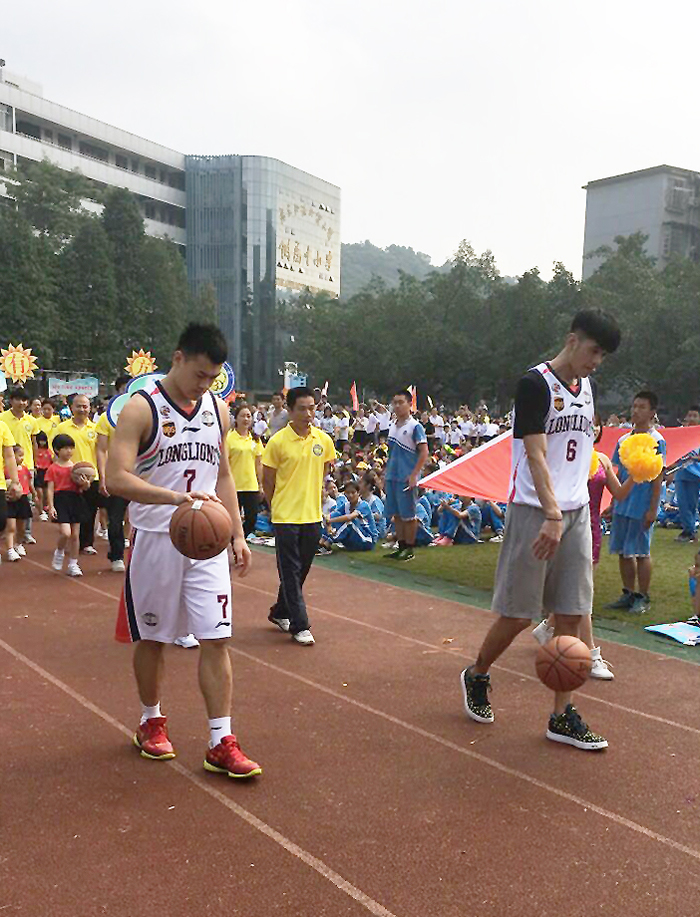 CBA联赛广州证券队球员谷玥灼和张晓磊进场