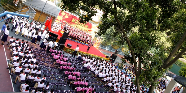 小学举行庆祝抗战胜利70周年暨迎国庆合唱比赛