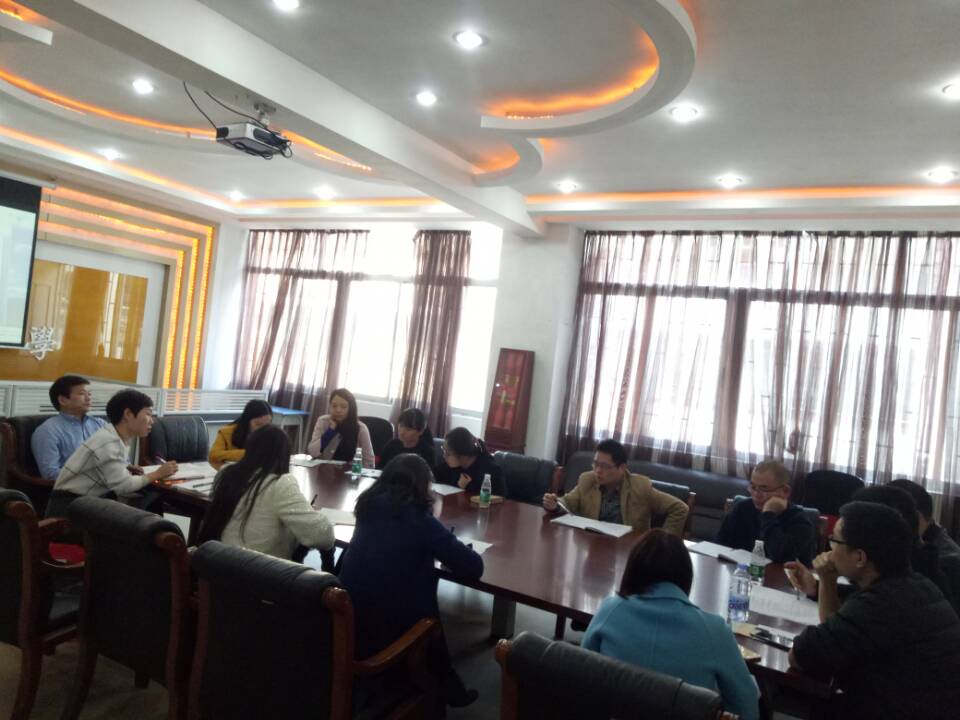 听课老师们在会议室集中评课