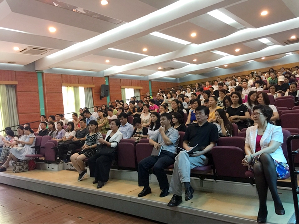 分班家长会现场