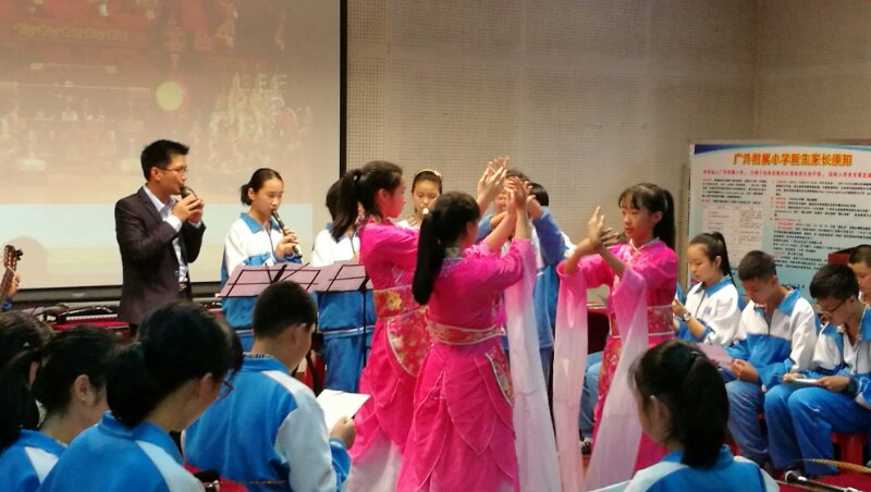 师生合作演绎古曲《楚商》