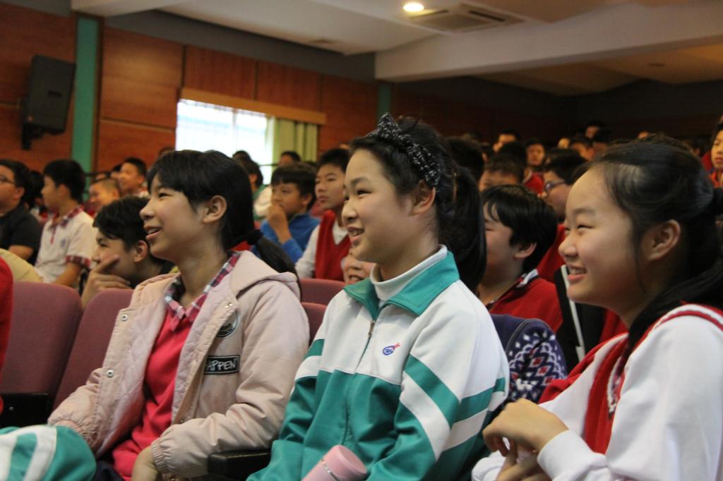 六年级同学们听得津津有味