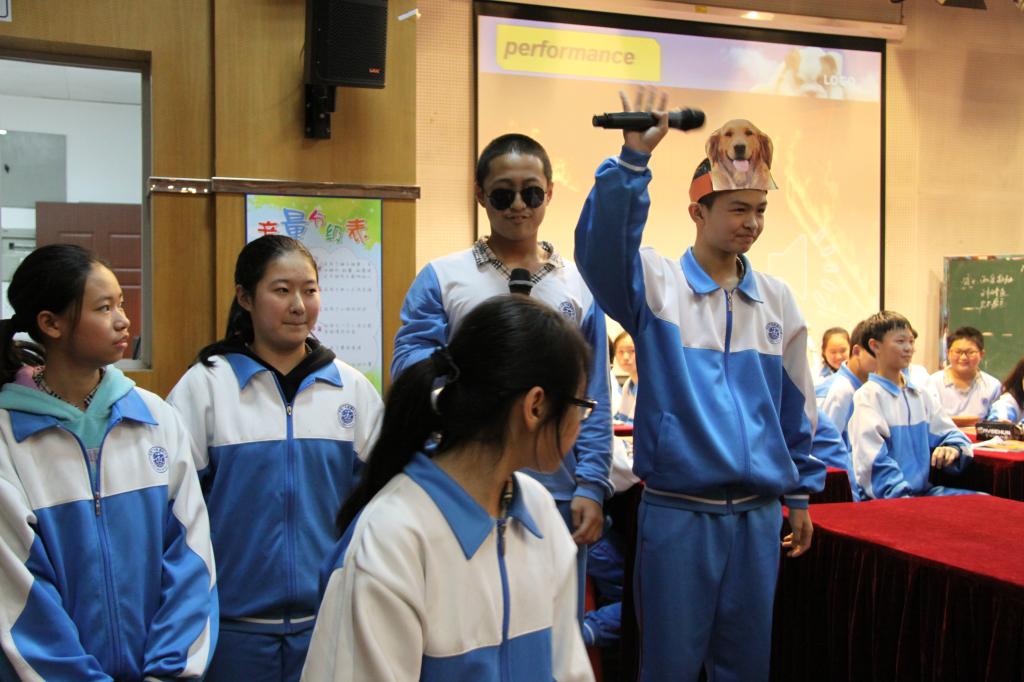 英语课上学生进行情景表演