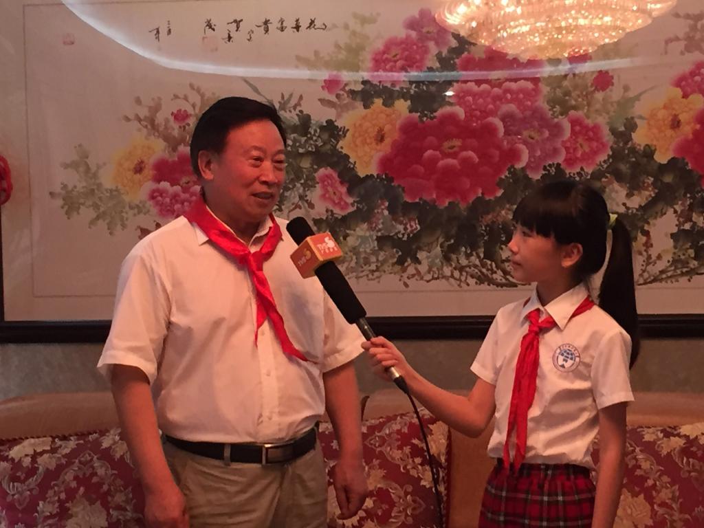 李乾元爷爷接受采访照片