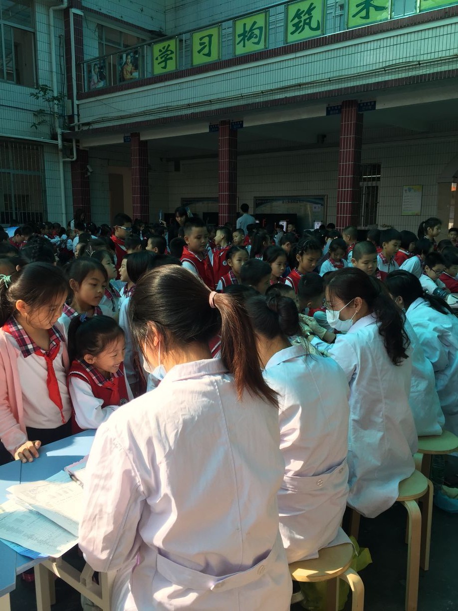 学生有秩序地体检