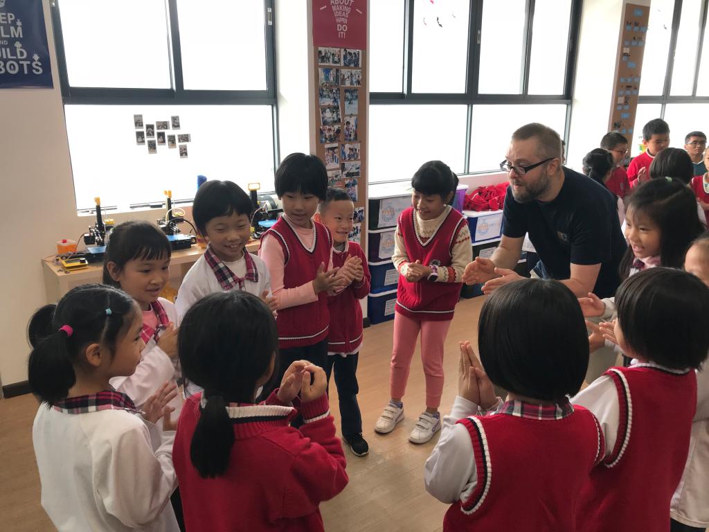 Duncan与孩子们玩游戏