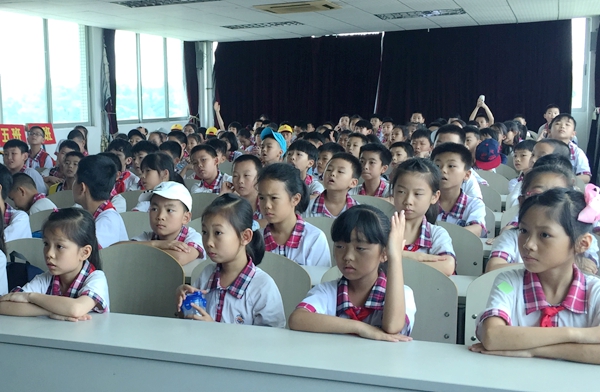 学生们认真听讲解