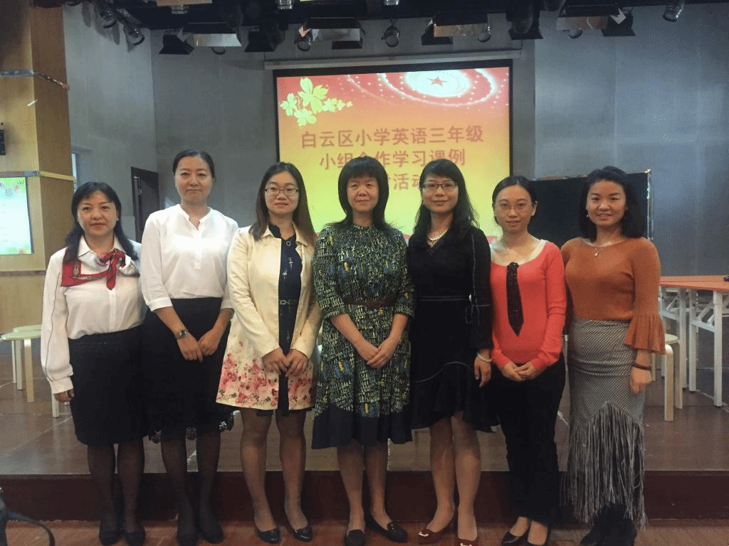 区教研员文朝晖老师与我校老师合影